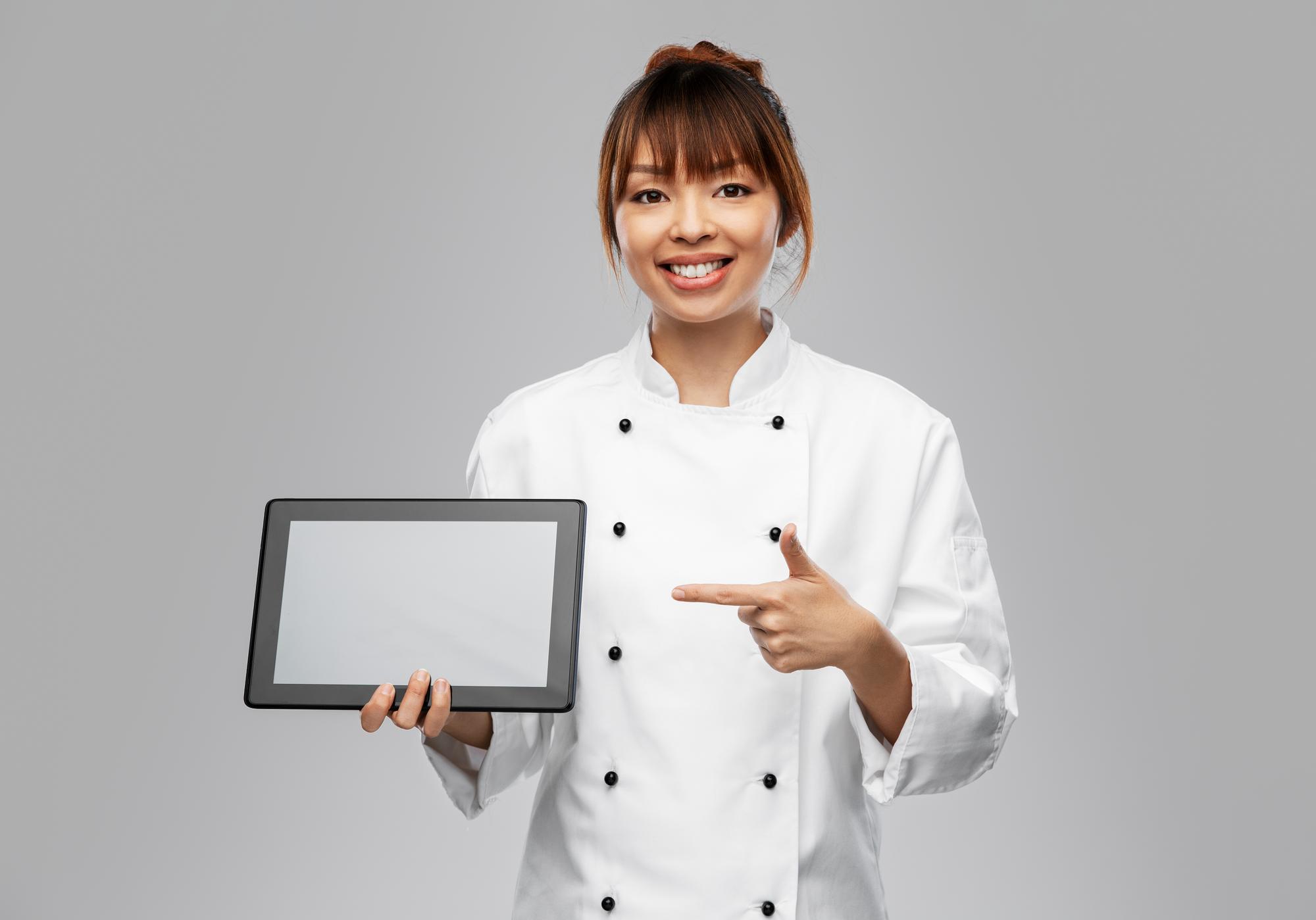 Scena di una lezione online con chef che dimostra