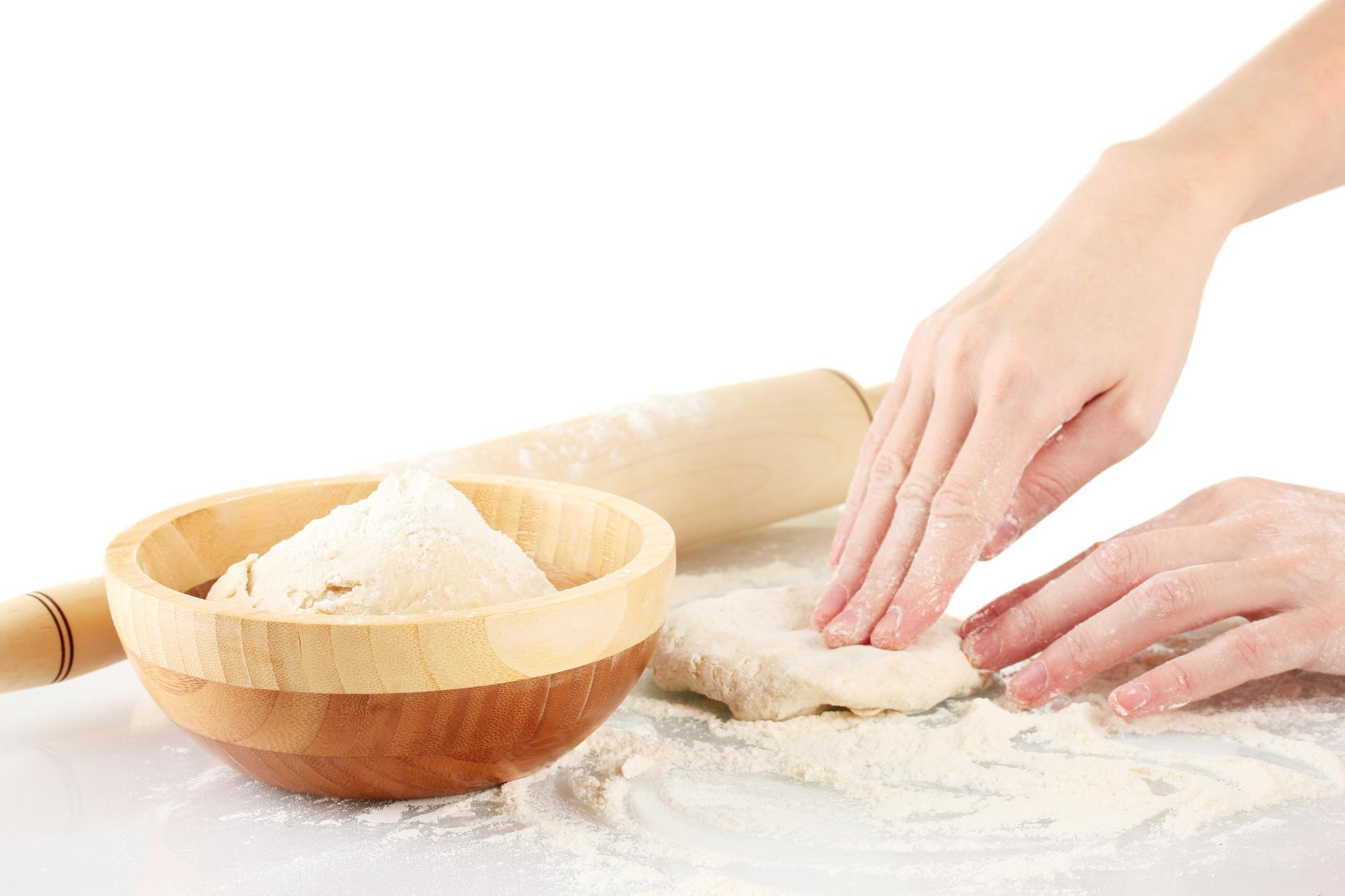 Dettaglio di una mano che impasta